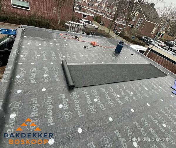 Dakrenovatie plat dak met bitumen dakbedekking in Boskoop