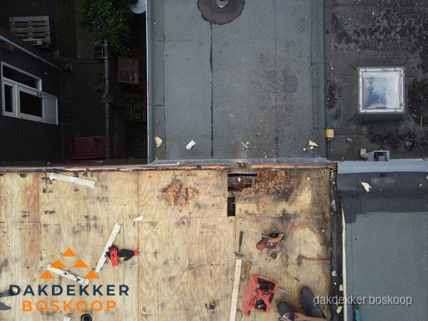 Dakschade en renovatie plat dak vanuit de lucht in Boskoop Dakschade en renovatie plat dak vanuit de lucht in Boskoop