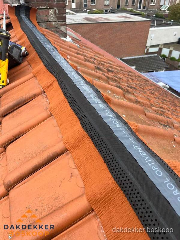 Nokventilatie installeren op hellend pannendak in Boskoop Nokventilatie installeren op hellend pannendak in Boskoop