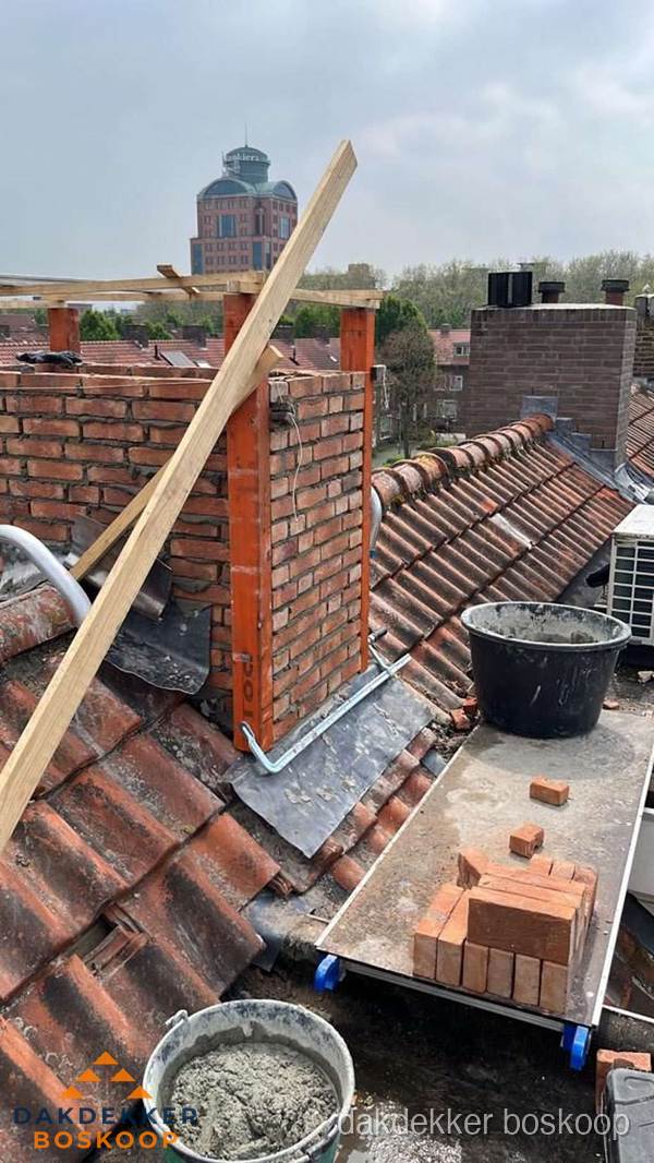 Schoorsteen renovatie met metselwerk op schuin dak in Boskoop Schoorsteen renovatie met metselwerk op schuin dak in Boskoop