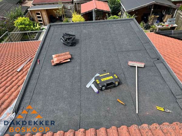 Gereedschap op nieuw plat dak na renovatie in Boskoop Gereedschap op nieuw plat dak na renovatie in Boskoop