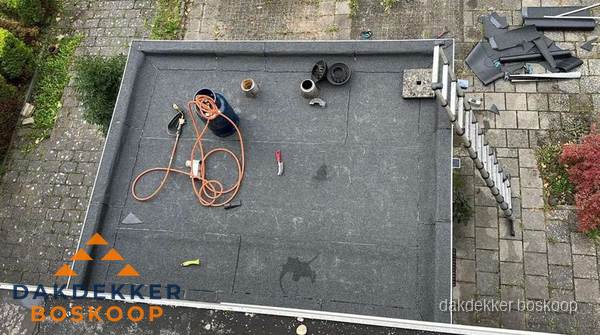 Plat dak met nieuwe bitumen bedekking in Boskoop Plat dak met nieuwe bitumen bedekking in Boskoop