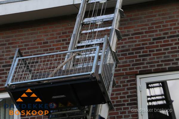 Ladderlift met dakpannen voor dakpan reparatie in Boskoop