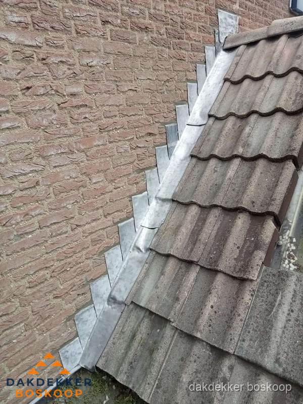 Loodslabben langs dakaansluiting bij bakstenen muur in Boskoop Loodslabben langs dakaansluiting bij bakstenen muur in Boskoop