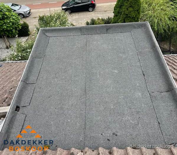 Nieuw aangebrachte bitumen dakbedekking op plat dak in Boskoop Nieuw aangebrachte bitumen dakbedekking op plat dak in Boskoop