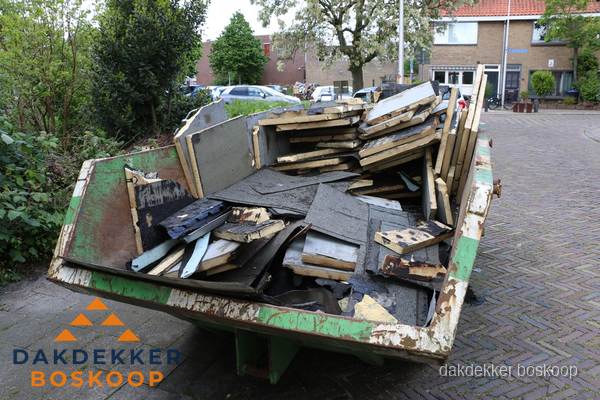 Puincontainer met oud dakmateriaal na dakrenovatie in Boskoop Puincontainer met oud dakmateriaal na dakrenovatie in Boskoop