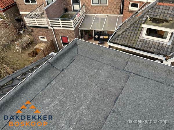 Overzicht plat dak met dakgoot in woonwijk Boskoop