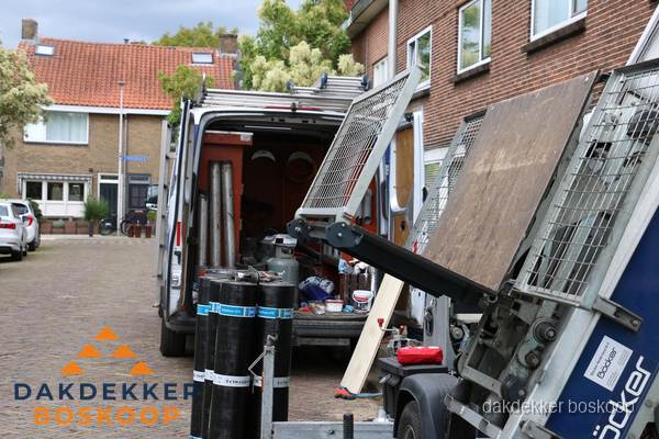 Dakdekkersbusje met materiaal en ladderlift voor dakpannen vervangen in Boskoop Dakdekkersbusje met materiaal en ladderlift voor dakpannen vervangen in Boskoop