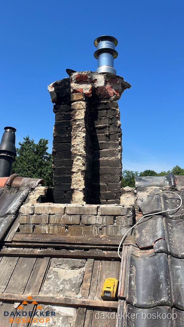 Beschadigde schoorsteen met nieuwe rookgasafvoer op oud dak in Boskoop Beschadigde schoorsteen met nieuwe rookgasafvoer op oud dak in Boskoop