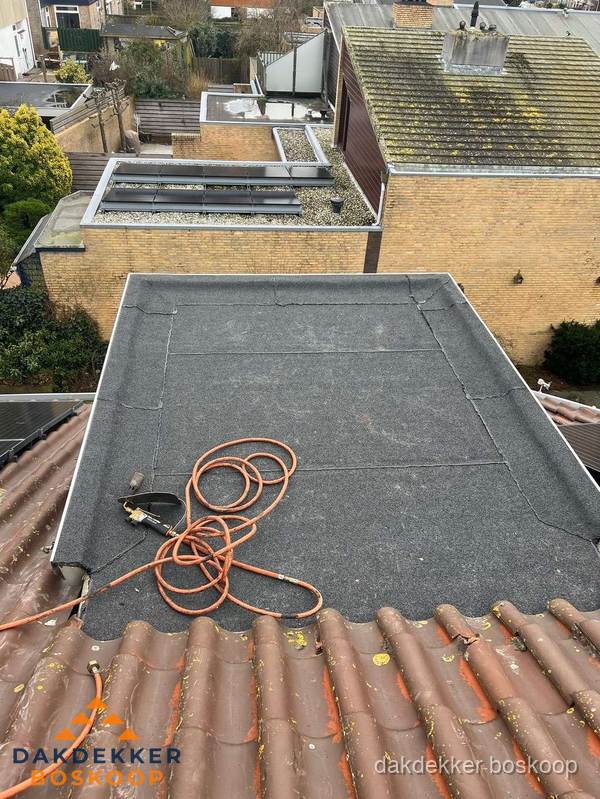 Reparatie aansluiting plat dak en schuin dak in Boskoop