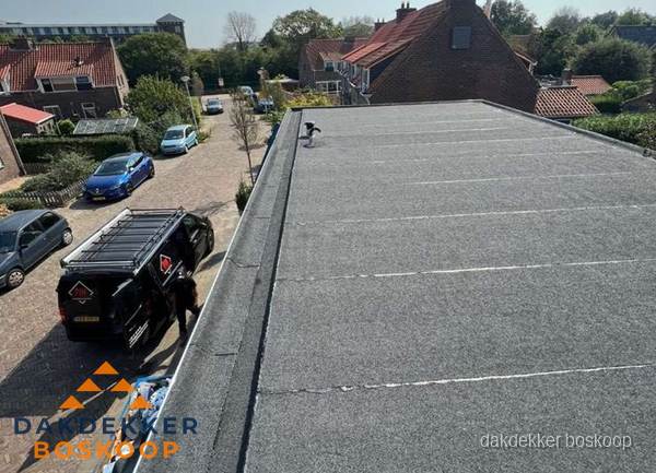 Nieuw bitumen plat dak met uitzicht over woonwijk in Boskoop